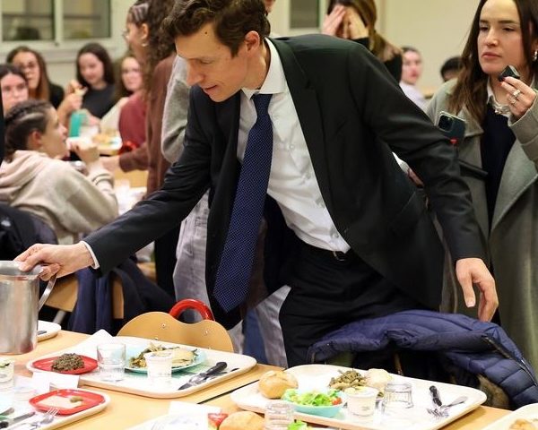 LE MINISTRE DE L’ÉDUCATION NATIONALE EN VISITE DANS UN LP DE CHARENTE …OU LES PÉRÉGRINATIONS BUCOLIQUES D’UNE NUIT À L’INTERNAT…